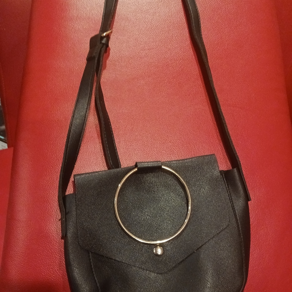 GENTLY USED BLACK PLEATHER PURSE